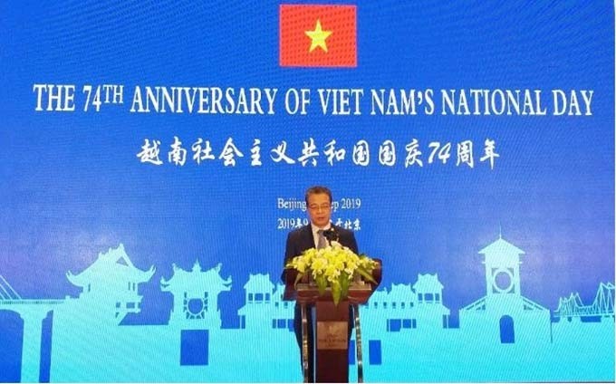 El embajador de Vietnam en China, Dang Minh Khoi, interviene en la ceremonia.