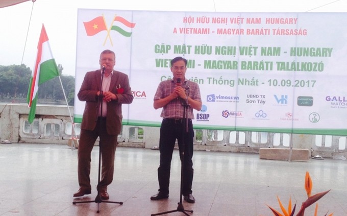 El embajador de Hungría en Vietnam, Őry Csaba (izquierda), interviene en el evento. (Fotografía: baoquocte.vn)