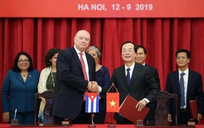 El ministro vietnamita de Construcción, Pham Hong Ha, y el ministro cubano de Comercio Exterior e Inversión Extranjera, Rodrigo Malmierca Díaz, en la sesión. (Fotografía: VNA)