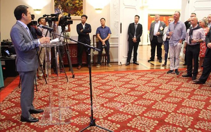 El subjefe de la Embajada de Vietnam en Estados Unidos, Pham Hung Tam, interviene en el evento. (Fotografía: VNA)