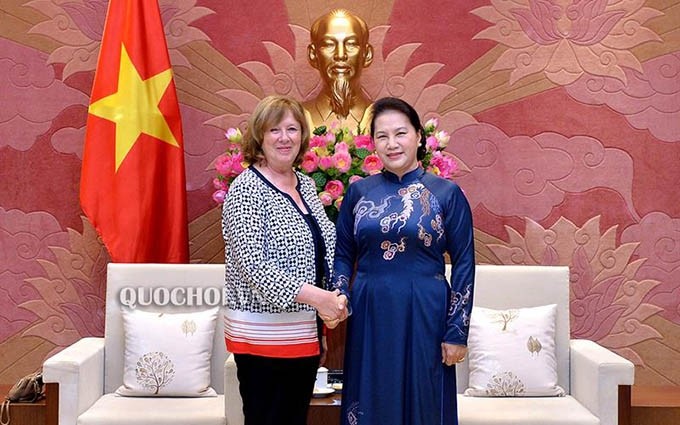 La presidenta de la Asamblea Nacional de Vietnam, Nguyen Thi Kim Ngan, recibe Catherine Deroche, presidenta del Grupo de parlamentarios de Amistad Francia-Vietnam en el Senado. (Fotorafía: quochoi.vn)
