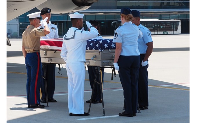 Acto de repatriación de los restos de soldados estadounidenses desaparecidos en la pasada guerra en Vietnam. (Fotografía: baochinhphu.vn) 