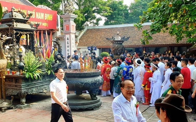Numerosos ciudadanos locales y turistas nacionales ofrecen inciensos en el templo principal. (Fotografía: nhandan.com.vn)