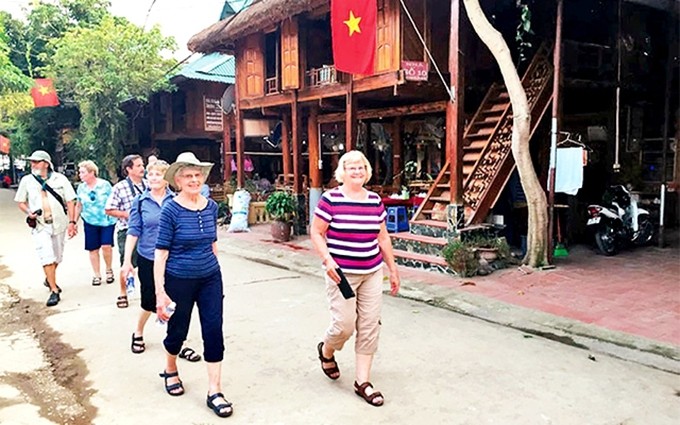 Turistas en Mai Chau, Hoa Binh. (Fotografía: Viet Lam)