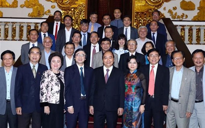 El premier Xuan Phuc y representantes de la Asociación para la Planificación y el Desarrollo Urbano de Vietnam. (Fuente: VNA)