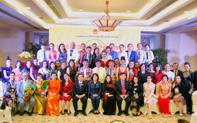La vicepresidenta de Vietnam, Dang Thi Ngoc Thinh, y empresarios en el acto (Fuente: Doanhnhan.vn)