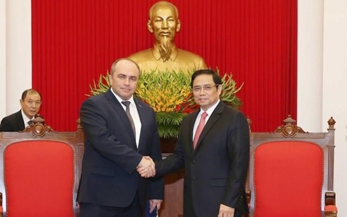 Pham Minh Chinh (derecha) e Igor Lyashenko. (Fotografía: VNA)