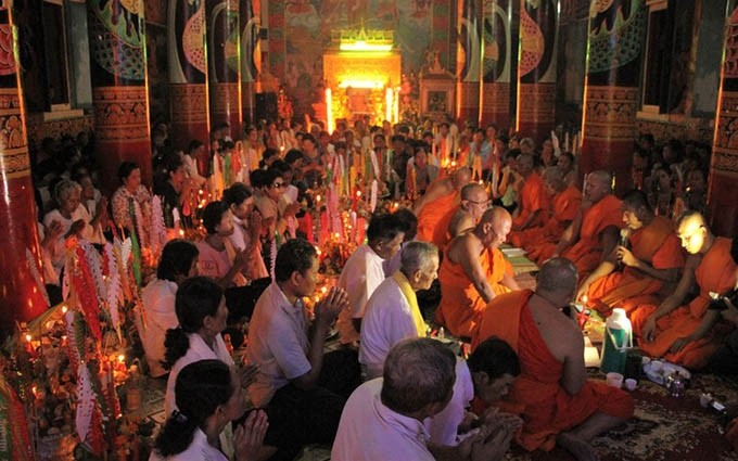 Los monjes y seguidores budistas realizan oraciones durante el Festival Sene Dolta (Fotografía: vov.com.vn)