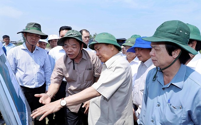 El primer ministro, Nguyen Xuan Phuc, inspecciona la situación en Go Cong Dong. (Fotografía: VNA)