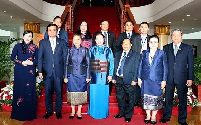 La presidenta de la Asamblea Nacional de Vietnam, Nguyen Thi Kim Ngan, el primer ministro de Laos, Thoungloun Sisoulith y los delegados de ambas partes. (Fotografía: VNA)