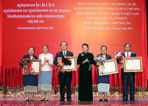 La presidenta de la Asamblea Nacional de Vietnam, Nguyen Thi Kim Ngan, entrega distinciones a funcionarios de Laos (Foto: baochinhphu.vn)