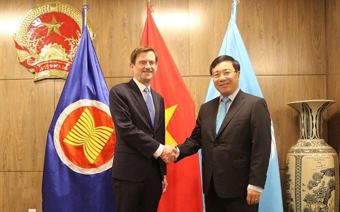 El viceprimer ministro y ministro de Relaciones Exteriores, Pham Binh Minh, se reúne con el subsecretario de Estado norteamericano para Asuntos Políticos, David Hale. (Fotografía: VNA)