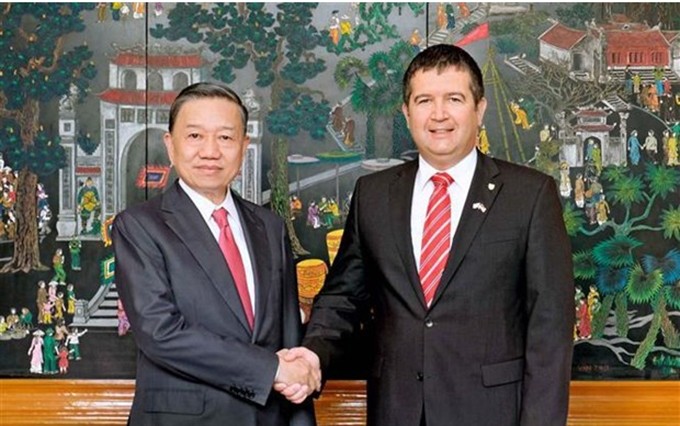 El ministro de Seguridad Pública de Vietnam, To Lam, y el viceprimier y titular de Interior de la República Checa, Jan Hamacek. (Fotografía: VNA)