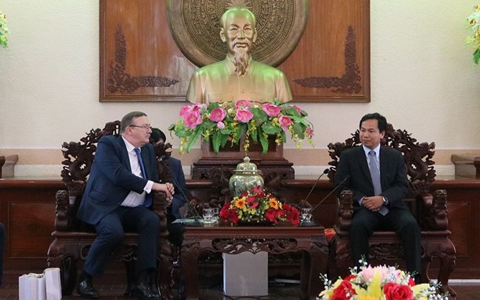 El presidente del Comité Popular de Can Tho, Le Quang Manh, recibe al embajador de Hungría en Vietnam, Öry Csaba. (Fotografía: baocantho.com.vn)
