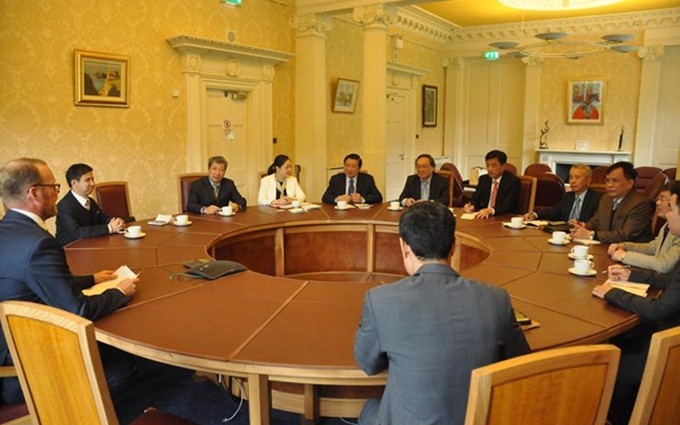 En la reunión entre la delegación vietnamita y representantes del Ministerio de Justicia del Reino Unido. (Fotografía: VNA)