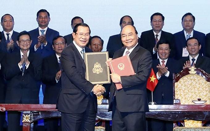 El primer ministro de Vietnam, Nguyen Xuan Phuc y su homólogo de Camboya, Hun Sen en la ceremonia de la firma del Tratado Suplementario de 2019.