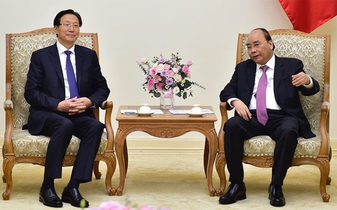 En el encuentro entre el primer ministro de Vietnam, Nguyen Xuan Phuc (D) y el ministro de Agricultura de China Han Changfu. (Fotografía: VGP)