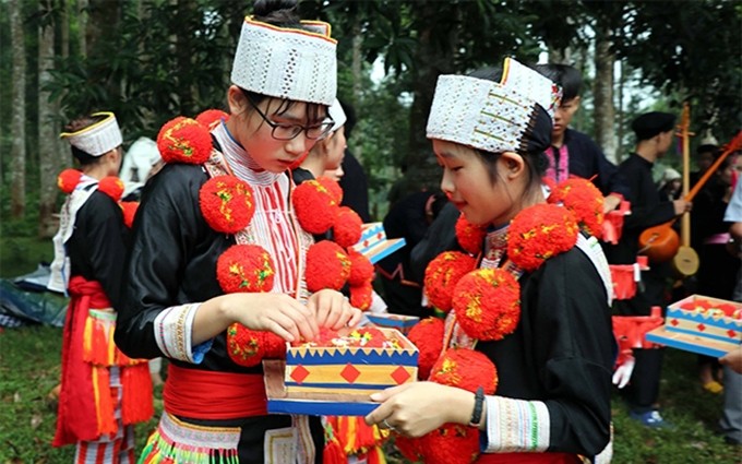 El traje tradicional de la etnia Dao rojo.