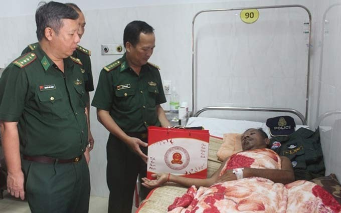 El Alto Mando de la Guardia Fronteriza de Dak Lak visita al capitán Chun Sok Nin.