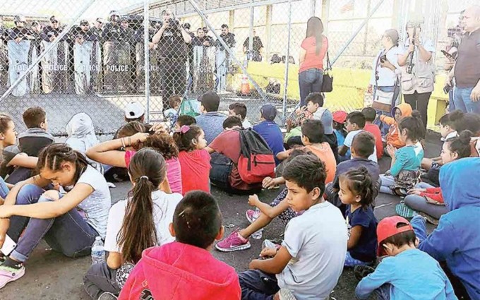 Adultos, niños y adultos mayores se acostaron en las vías de acceso al puente fronterizo de Matamoros, Tamaulipas. (Fotografía: Reuters)