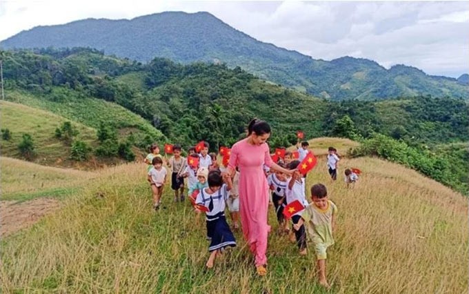 ‘Profesora acompaña a sus alumnos a la escuela’, de la autora Tra Thi Thu, de la provincia de Quang Nam. (Primer premio).