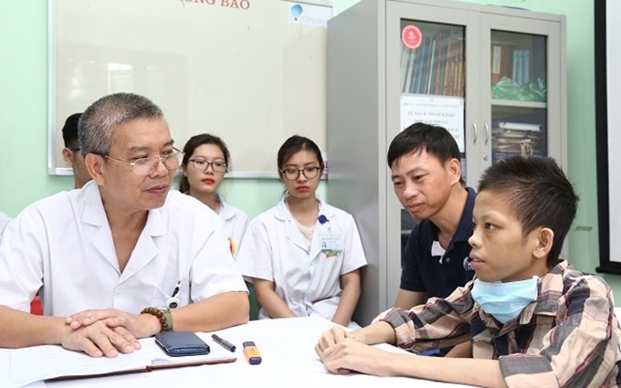 El medico Nguyen Huu Phuoc y el paciente antes de dar de alta. 