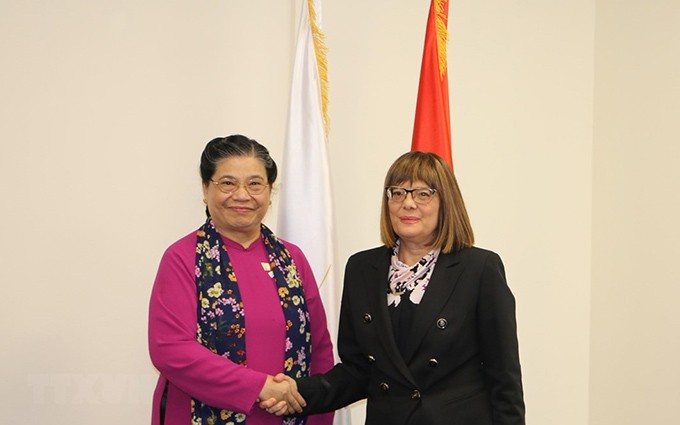 La vicepresidenta de la Asamblea Nacional de Vietnam, Tong Thi Phong, y la presidenta de la Asamblea Nacional serbia, Maja Gojković (Fotografía: VNA)