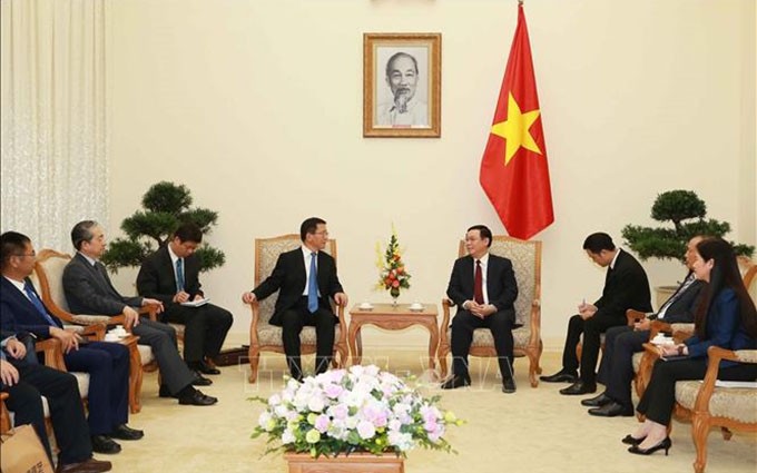 El viceprimer ministro de Vietnam Vuong Dinh Hue (D) y el subsecretario del Comité del Partido Comunista de China en la provincia de Yunnan, Wang Yobo (I). (Fotografía: VNA)