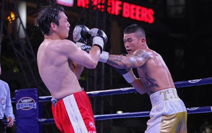 El boxeador vietnamita Truong Dinh Hoang (D) alcanza la victoria frente a Gyu Hyun Lee (I) en el combate final. (Fotografía: thethao.tuoitre.vn)