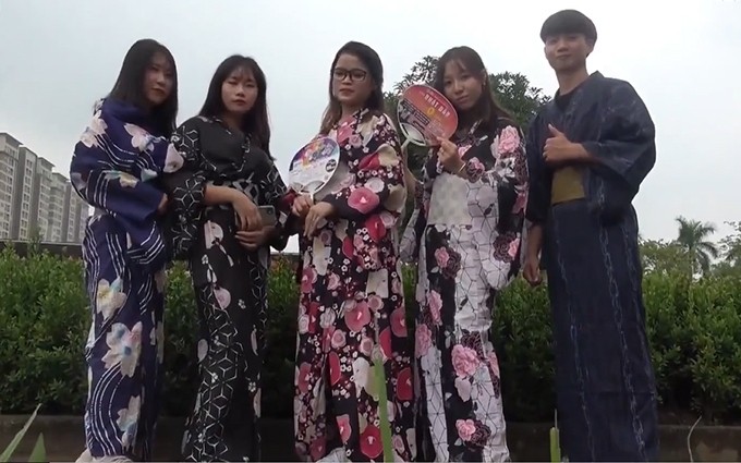 Algunos jóvenes participantes en el Festival se prueban el kimono, traje tradicional de Japón. (Fotografía: vtv.vn)