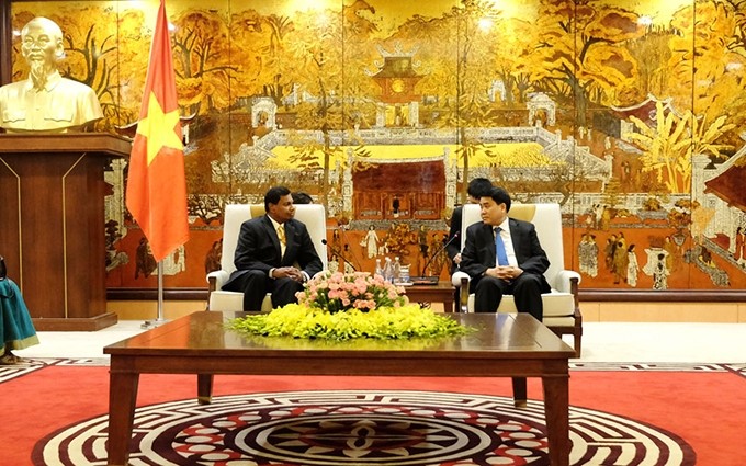 Presidente del gobierno de la capital vietnamita, Nguyen Duc Chung (derecha) al recibir el embajador de Sri Lanka en Vietnam, Sampath Prasanna Walpita Gamage. (Fotografía: hanoimoi.com.vn)