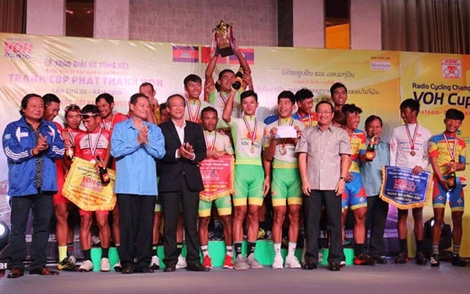 El embajador de Vietnam en Laos, Nguyen Ba Hung (a la derecha de la primera fila), y los equipos ganadores.