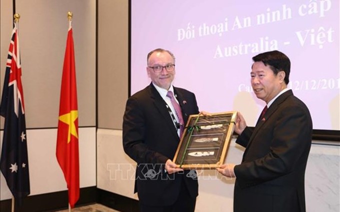 El viceministro de Seguridad Pública de Vietnam, Bui Van Nam, y el subsecretario de Defensa de Australia, Marc Ablong. (Fuente: VNA)