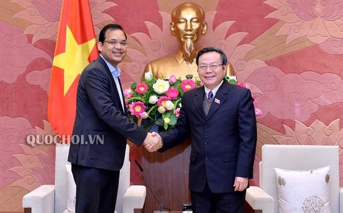 El vicepresidente de la Asamblea Nacional de Vietnam, Phung Quoc Hien, recibe al director general nacional de Coca-Cola, Sanket Ray.(Fuente: Asamblea Nacional)
