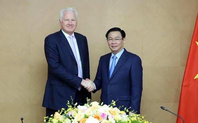 El vicepremier vietnamita Vuong Dinh Hue y el presidente de Clermont, Richard F.Chandler. (Fuente: VNA)