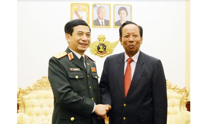 El teniente general Phan Van Giang (I), jefe del Estado Mayor General del Ejército Popular de Vietnam (EPV) y viceministro de Defensa, y el general Vong Pisen (D), comandante en jefe de las Fuerzas Armadas Reales de Camboya. (Fotografía: qdnd.vn)