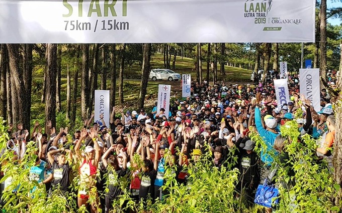 Los corredores compitieron en carreras a lo largo de senderos que atraviesan bosques de pino.