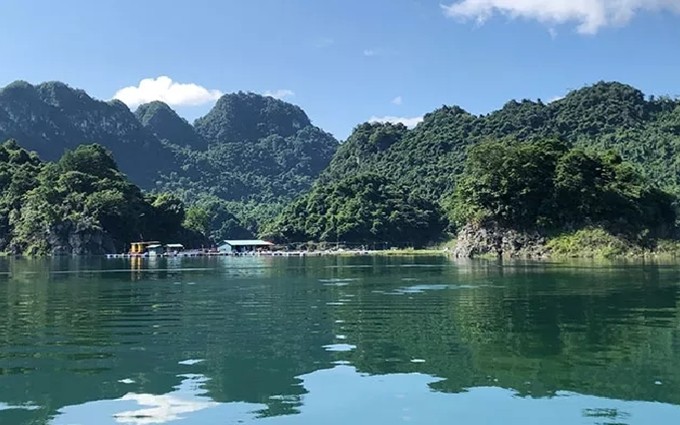 Belleza pacífica del lago Hoa Binh
