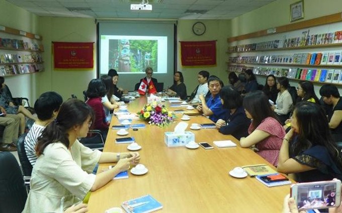La artista de ilustración y novela gráfica canadiense Renée Nault, en el encuentro con colegas vietnamitas. (Fotografía: thethaovanhoa.vn)