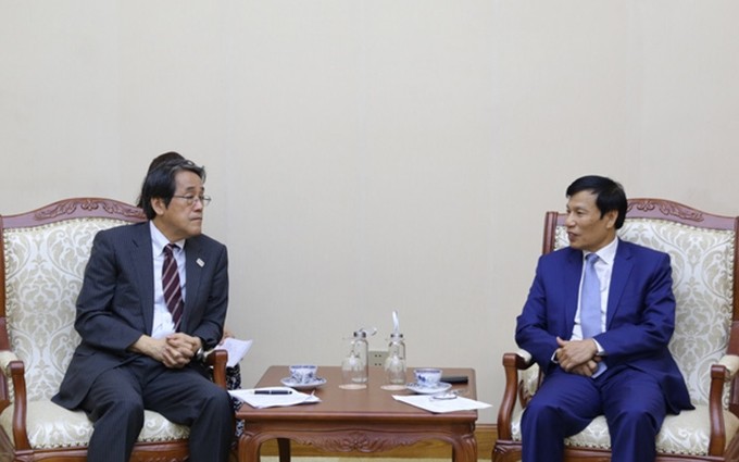 El ministro de Cultura, Deporte y Turismo de Vietnam, Nguyen Ngoc Thien, y el embajador de Japón en Vietnam, Kunio Umeda. (Fotografía: baovanhoa.vn)