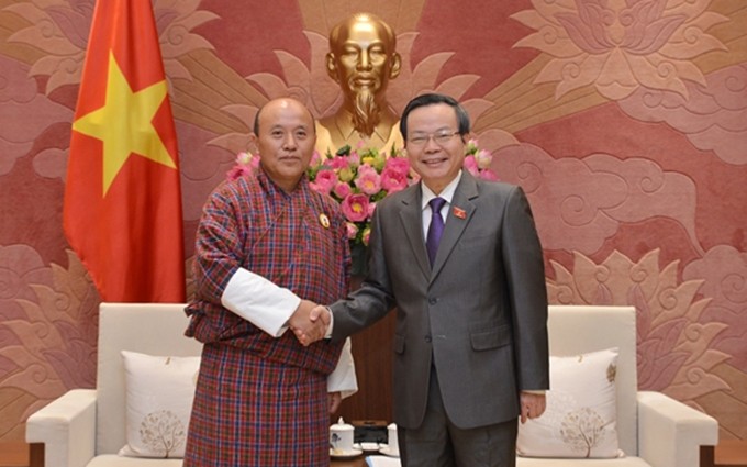 El auditor general de Bután, Tshering Kezang (I) y el vicepresidente de la Asamblea Nacional de Vietnam, Phung Quoc Hien (D). (Fotografía: www.qdnd.vn)