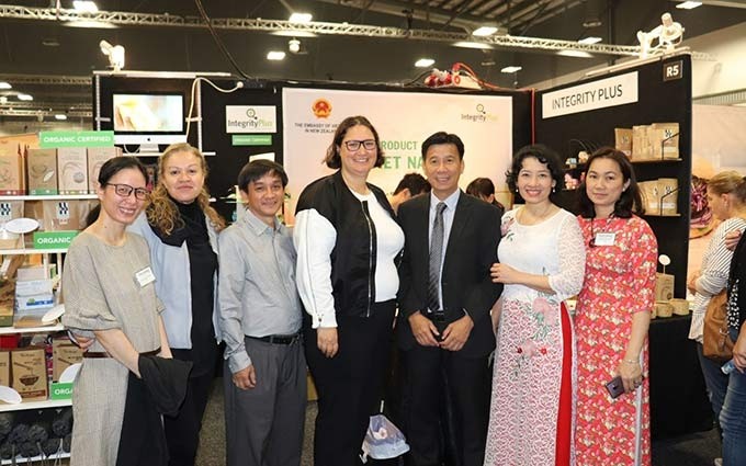 El embajador de Vietnam en Nueva Zelanda, Ta Van Thong, participa en el evento.