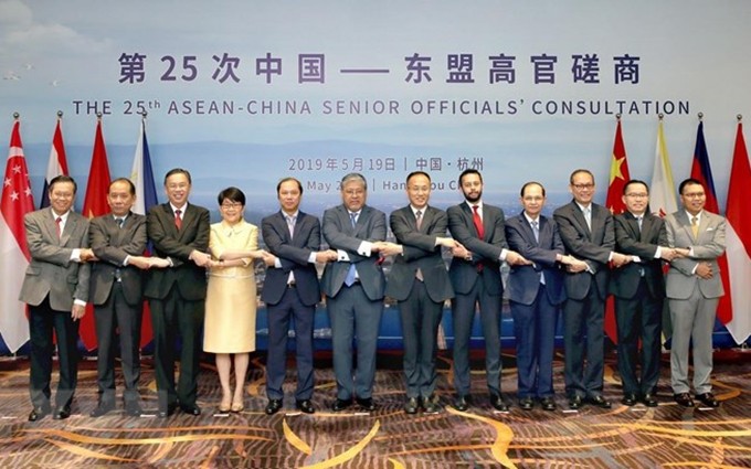 Altos funcionarios de la Asean y China en una reunión bilateral efectuada anteriormente este año. (Fotografía: VNA) 