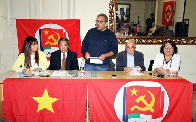 El secretario encargado de la educación del Partido Comunista Italiano (PCI), Luca Cangemi, interviene en el evento. (Fotografía: VNA)