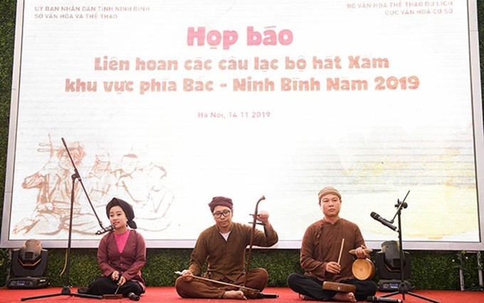 Artistas jóvenes en la provincia de Ninh Binh realizan una presentación de Hat Xam.