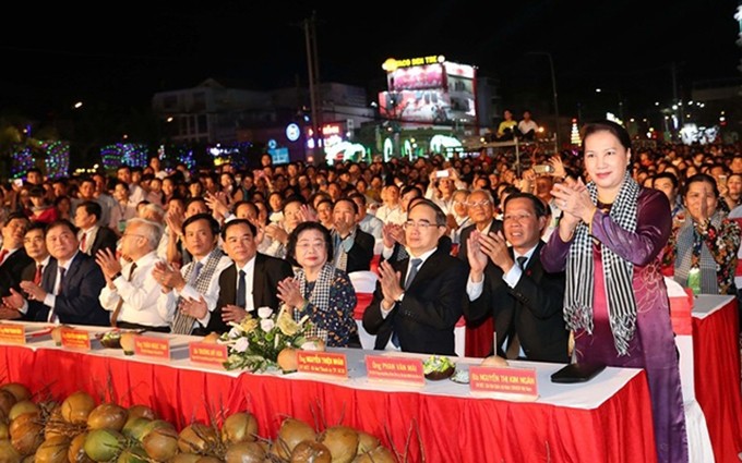 La presidenta de la Asamblea Nacional de Vietnam, Nguyen Thi Kim Ngan (de pie), en el evento. (Fotografía: VOV)