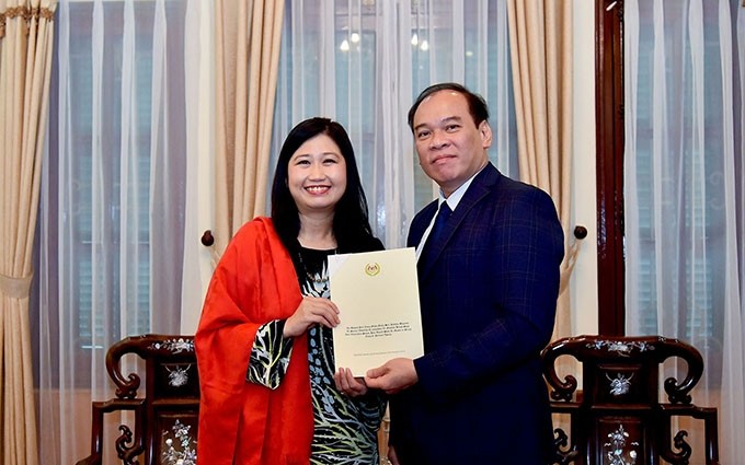 El director del Departamento Consular del Ministerio de Relaciones Exteriores de Vietnam, Vu Viet Anh, entregar la decisión de aprobar la acreditación de la ciudadana malasia, Wong Chia Chiann, como cónsul de ese país asiático en Ciudad Ho Chi Minh. (Fotografía: baoquocte.vn)