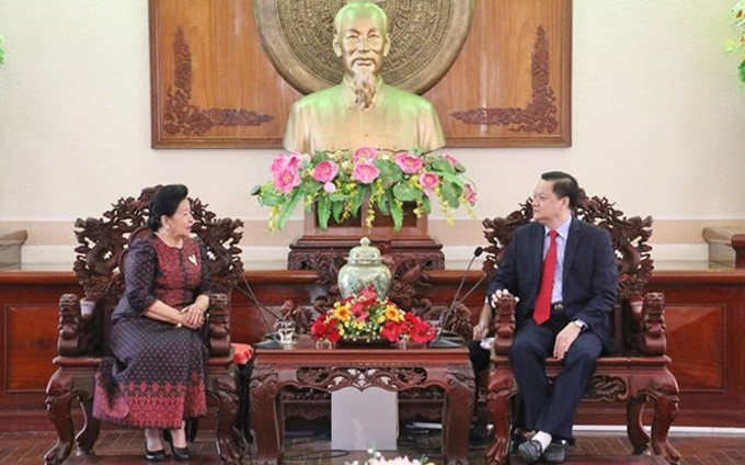 El vicepresidente del Comité Popular de Can Tho, Duong Tan Hien, y la secretaria de Estado del Ministerio de Cultura y Arte de Camboya, Menh Kossony (Fotografía: VNA)