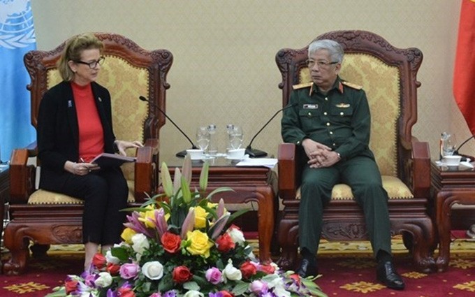 Caitlin Wiesen, representante del PNUD en Vietnam, y el viceministro de Defensa vietnamita, coronel general Nguyen Chi Vinh (Fotografía: VNA)