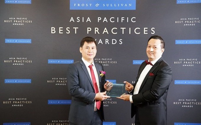 El grupo de telecomunicaciones Viettel recibie el premio al mejor proveedor de servicios de datos móviles en Vietnam 2019, otorgado por la empresa consultora Frost & Sullivan. (Fotografía: vietteltelecom.vn)